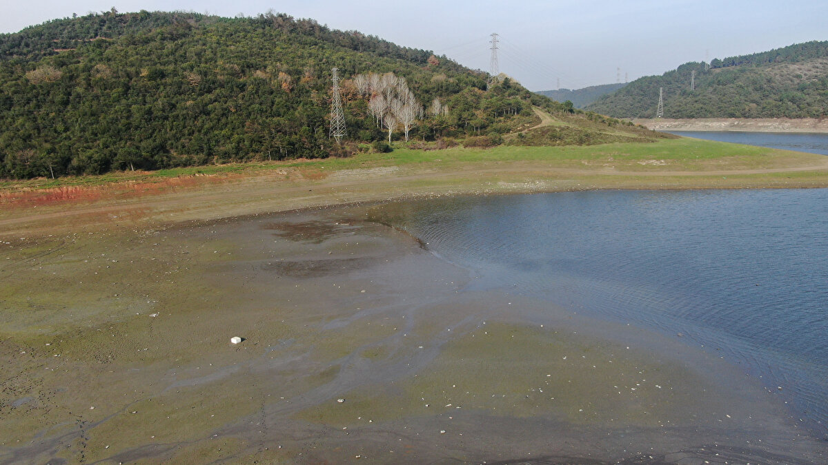 Verilere göre son bir hafta içinde barajlardan 5 milyon 82 bin metre küp su eskildi. İstanbul'un barajlarında geçtiğimiz yıl nisan ayında yüzde 80,82 olan doluluk oranı daha sonra düşmeye başlamıştı.<br><br>