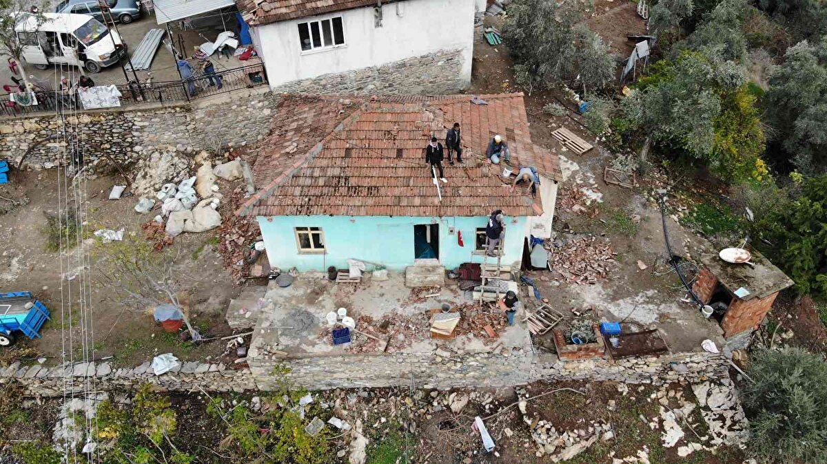 Her şeyin bir anda olduğunu belirten köy sakinlerinden Mehmet Filiz, “Sabaha karşı bir anda uğultu çıktı. Belki bir dakika içinde ne olduysa oldu. Fırtına önüne ne geldiyse alıp götürdü. Evlerin ve besihanelerin çatıları uçtu gitti. Kimin çatısının nerde olduğu belli değil” diye konuştu.<br><br>
