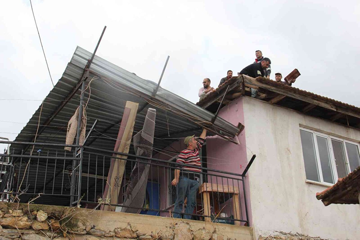 Aydın'da etkili olan yağış ve fırtına nedeniyle İncirliova ilçesine bağlı Şirindere köyünde onlarca evin çatısı uçtu, ağaçlar kökünden söküldü, direkler devrildi.<br>