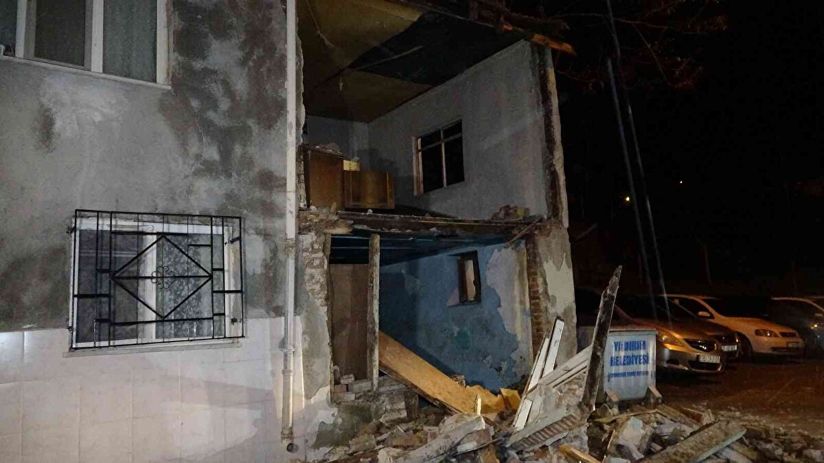 Bursa genelinde çok sayıda otomobilde maddi zarar oluşurken, şehrin birçok noktasından polise fırtına sebebiyle ihbar yağdı.