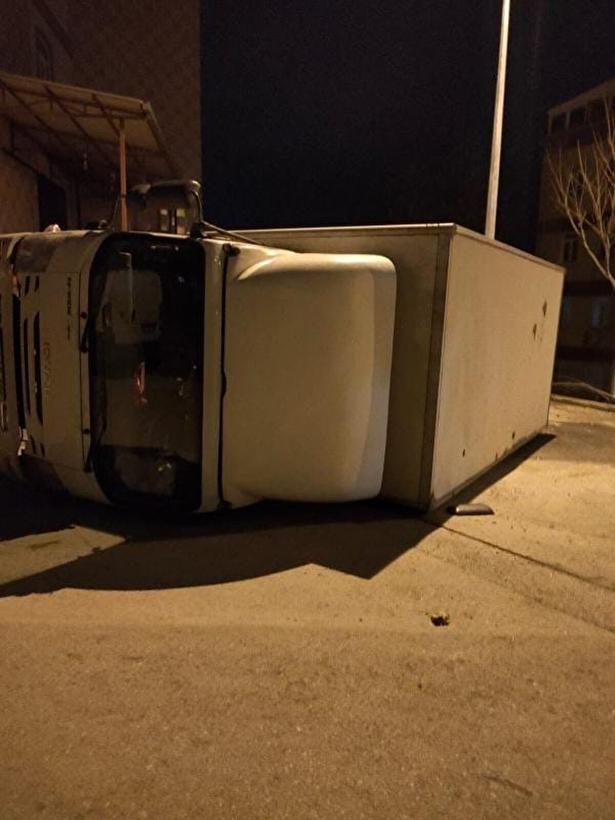 Kestel İlçesi'nde bir kamyonet, lodos sebebiyle yan yattı.