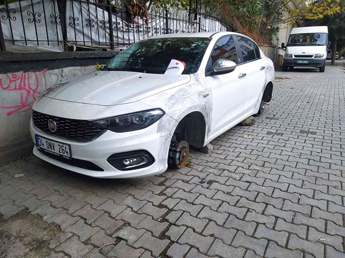 Esenyurt'ta film sahnelerini aratmayan hırsızlık görenleri şaşkına çevirdi. Geçtiğimiz cumartesi günü Örnek Mahallesi’nde yaşanan olayda mahalleye dadanan bir grup hırsız, sabah saatlerinde gözüne kestirdiği araçların dört lastiğini jantları ile birlikte çaldı.Araçların altına da taş koyarak sabitleyen hırsızlar ise geride hiçbir iz bırakmadan kayıplara karıştı. Sabah saatlerinde durumun farkına varan araç sahipleri neye uğradığını şaşırırken, durumu yetkililere haber verdi.<br><br><br><br>