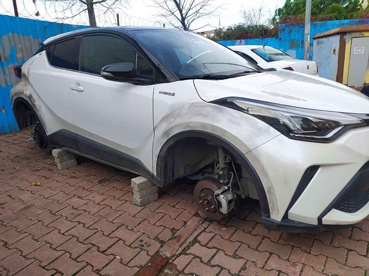 Yaşanan hırsızlık hakkında konuşan araç sahibi Gökhan Dinç, "Dün akşam aracımı park ettim ve evime gittim. Sabah geldiğimde ise aracımı taş üstüne oturtulmuş ve sıfır lastikleri ile birlikte jantları çalınmış halde buldum. Yazık günah yani ne diyebilirim. Çalışıyoruz, çabalıyoruz emeğimizle bu araçları alıyoruz. Düşünsenize gecenin bir saati işten geliyorsunuz ve aracınızı park ediyorsunuz, sabah kalktığınızda ise bu manzara ile güne başlıyorsunuz. Yani bu kadar ucuz mu emek ne diyebilirim ki. Aracım sıfır araçtı. Lastikleri yeniydi ve 4-5 bin TL gibi bir tutarı vardı. Jantlar ise değeri 2-3 bin TL arasında değişiyor.<br><br>En azından 15 bin TL gibi bir zararım var. Maddi zararı da geçtim can sıkıntısı yetiyor insana. Benim annem engelli, bu araç onun rahatı için vardı. Buradan hırsızlara sesleniyorum. Siz bu aracı bu hale getirerek engelli bir kadının kolunu kanadını kırdınız" dedi.<br><br>Olay hakkında konuşan bir başka araç sahibi İbrahim Eraslan, “Dün arabamızı buraya park ettik ve geldiğimizde arabamız bu haldeydi. Ne diyeyim ki, diyecek bir şey yok yani. Polis ekipleri geldi ve parmak izi aldı. Olayla ilgili inceleme başlattı. Bu yaşanan hırsızlık ise burada tek değil, bu bölgede buna benzer 4-5 farklı hırsızlık daha olmuş. Olan oldu artık. İnşallah kısa sürede bulunurlar" dedi.