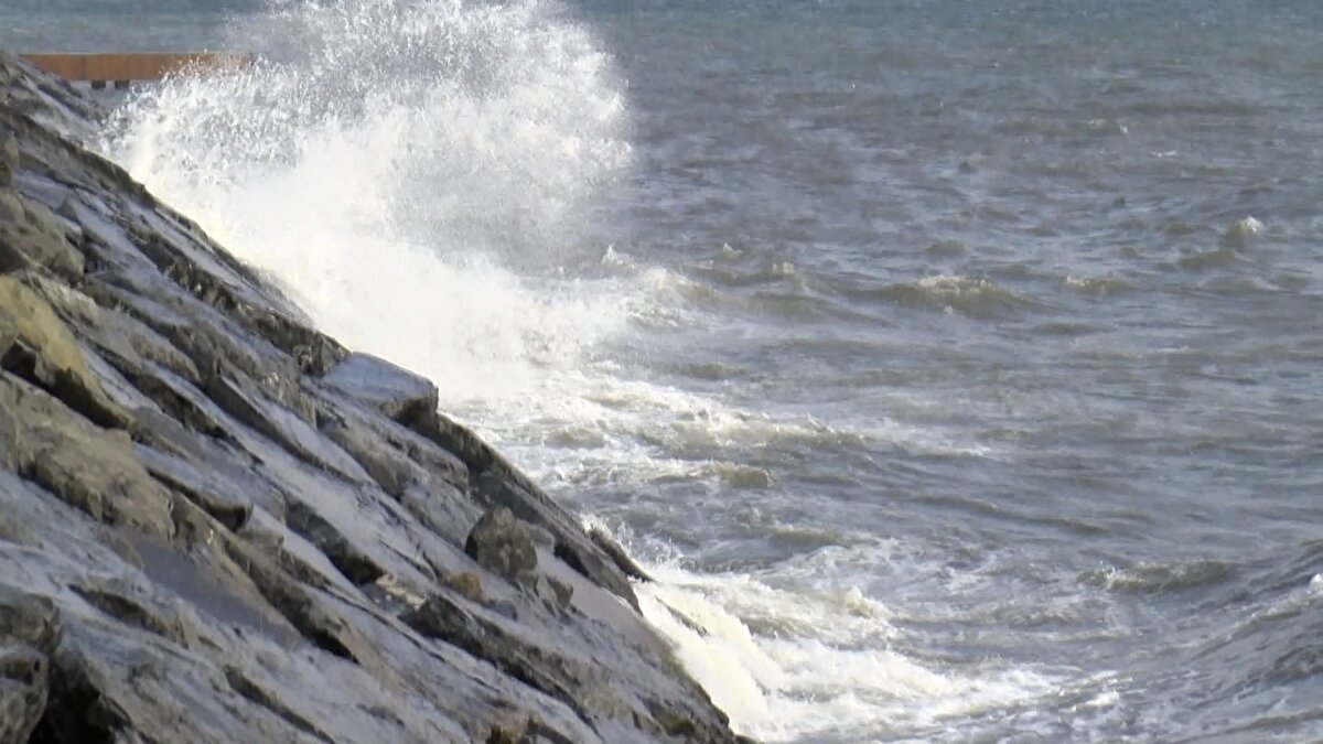 Lodos nedeniyle oluşan dev dalgaları görüntüleyen bir kişi, "Çok keyifli her şey çok güzel. Hoşuma gitti. Kuşlar, dalgalar sahile vuruyor, çok güzel bir sabah" dedi.<br><br>