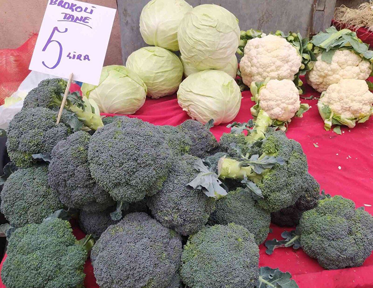 Karnabaharın sap kısmının süt beyaz ve sıkı olması tazeliğine işarettir. Karnabahar, sindirimi düzenler, zararlı bakterileri vücuttan atar. Yüksek oranda C ve A vitamini ihtiva eder. Sinir sistemindeki hücreleri yeniler. Stres ve depresyon riskini azaltır. Karnabahar suyu beyni korur. Regl (adet) sancılarına iyi gelir. İdrar yolu enfeksiyonlarını iyileştirir. Yüksek lif içerdiğinden kolesterolü dengeler. Kansere karşı güçlü bir savaşçıdır.<br><br>