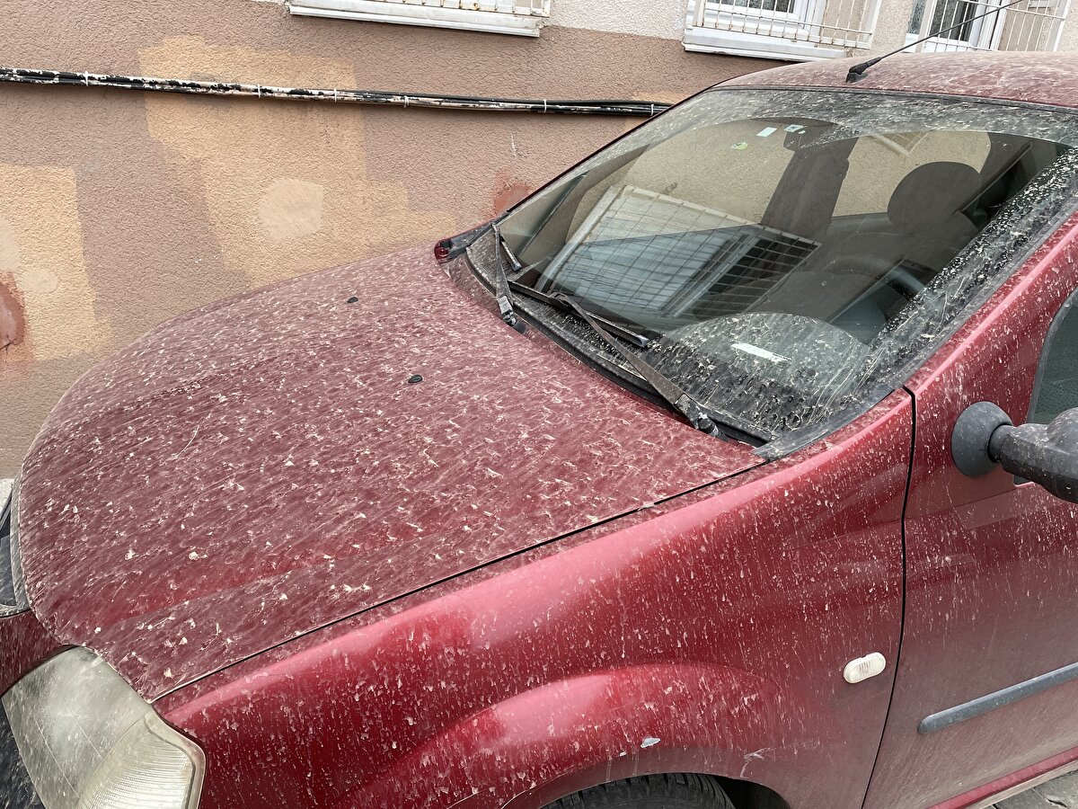 Araçlarının çamurla kaplandığını fark eden kimi vatandaşlar kendi imkanlarıyla araçlarını temizlerken, kimi vatandaşlarda oto yıkamacıların yolunu tuttu.<br><br>