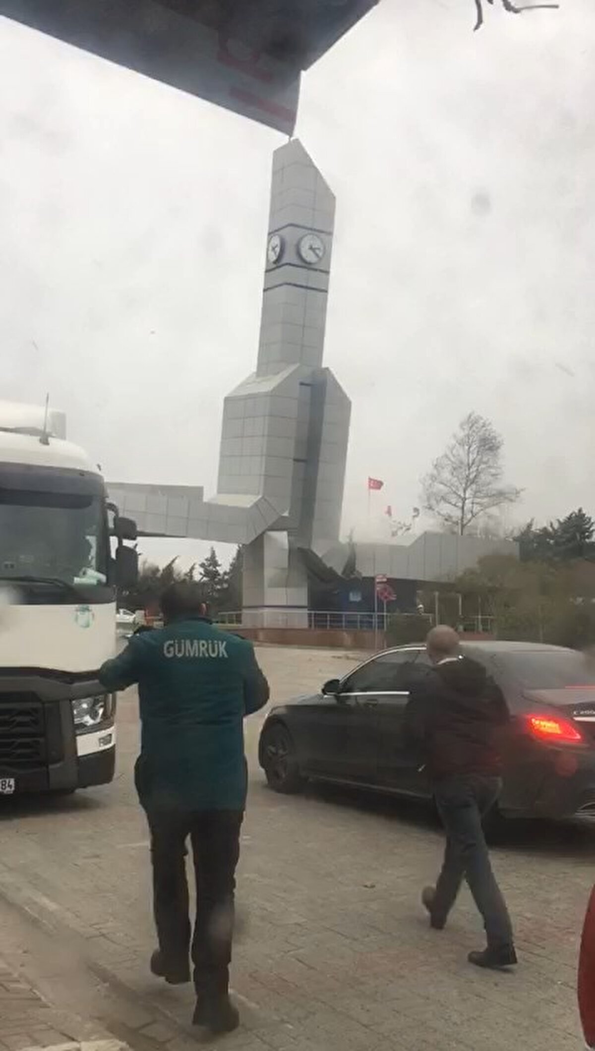 Sabah saatlerinde etkili olmaya başlayan lodos, önünde ne bulduysa yıkıp geçti.