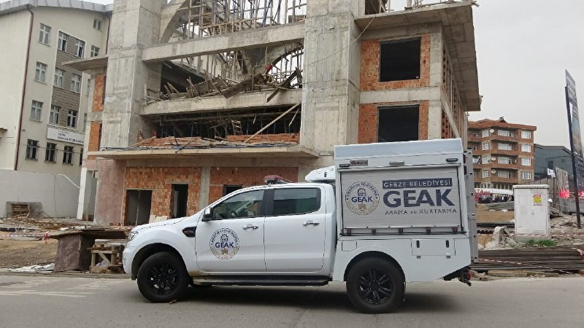 Kazada yaralanan 8 kişiden 2'si çevredeki hastanelere kaldırıldı, 6 kişi ambulansta tedavi edildi.<br>