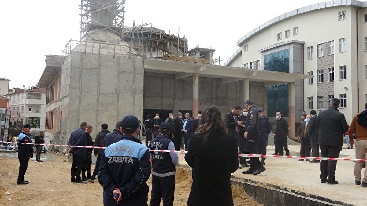 İnşaatta yeni başlayan bir kalıp çalışması olduğunu aktaran Büyükgöz, "Kalıp çakarken ahşap kalıplar çöküyor. İşin başlangıç aşaması bu ve rüzgarın da etkisiyle böyle bir şey yaşanmış. Hastaneye sevk edilen 2 yaralının birinde doktorların ön tespitine göre kırıklar olduğu tahmin ediliyor. Diğerinin de şuuru açık, sadece kafasına darbe almış. Yaralılara acil şifalar diliyorum" diye konuştu.<br>
