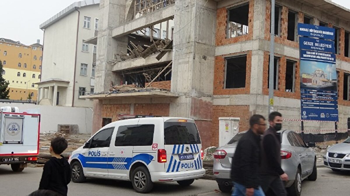 Gebze Kaymakamı Mustafa Güler ile Belediye Başkanı Zinnur Büyükgöz de olay yerine gelerek yetkililerden bilgi aldı.<br>