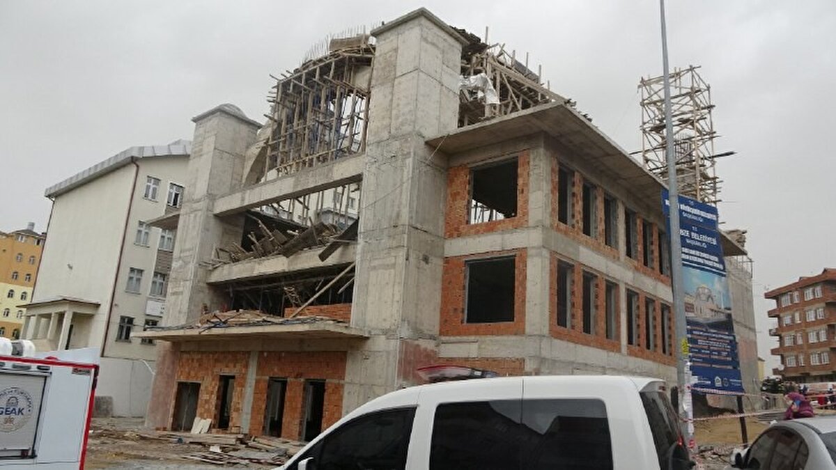 Büyükgöz, gazetecilere, 2 yaralının hastaneye sevk edildiğini, 6 kişinin de ayakta tedavi edildiğini belirtti.<br>