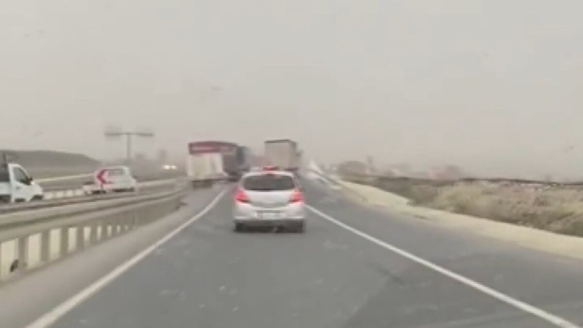 ÇATALÇA Büyükçekmece İstikameti Tem Bağlantı Yolu'nda seyir halinde bulunan 2 TIR ve bir kamyonet lodos nedeniyle devrildi. O anlar arkadan gelen sürücünün kamerasına yansıdı