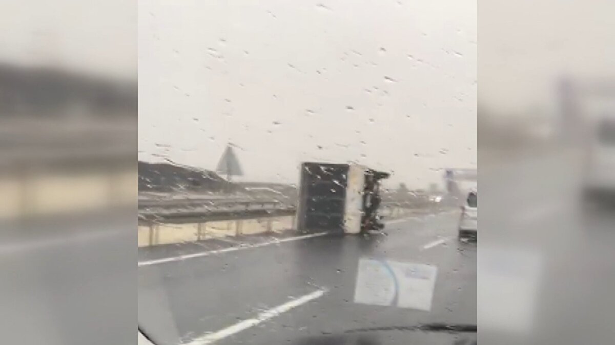 Çatalça Büyükçekmece İstikameti Tem Bağlantı Yolu'nda seyir halinde bulunan 2 TIR ve bir kamyonet lodos nedeniyle devrildi. İhbar üzerine olay yerine itfaiye ve jandarma <br><br>