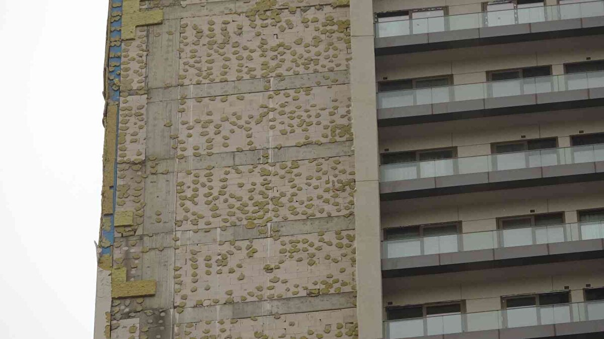Meteoroloji Genel Müdürlüğünden yapılan uyarıların ardından, Lodos ve şiddetli rüzgar sabah saatlerinden itibaren İstanbul'da etkisini göstermeye başladı.