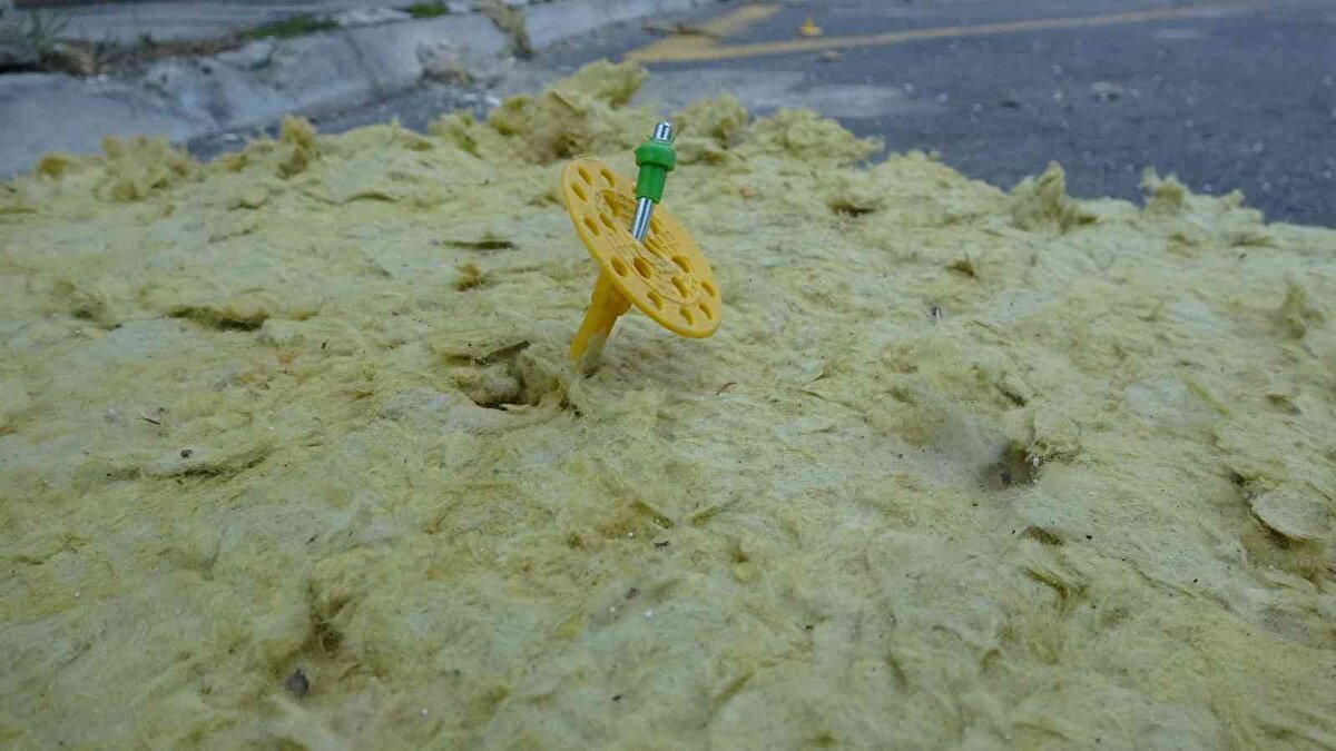 Parçalanarak sökülen dış cephe parçaları park halindeki iki otomobilin üzerine devrildi.