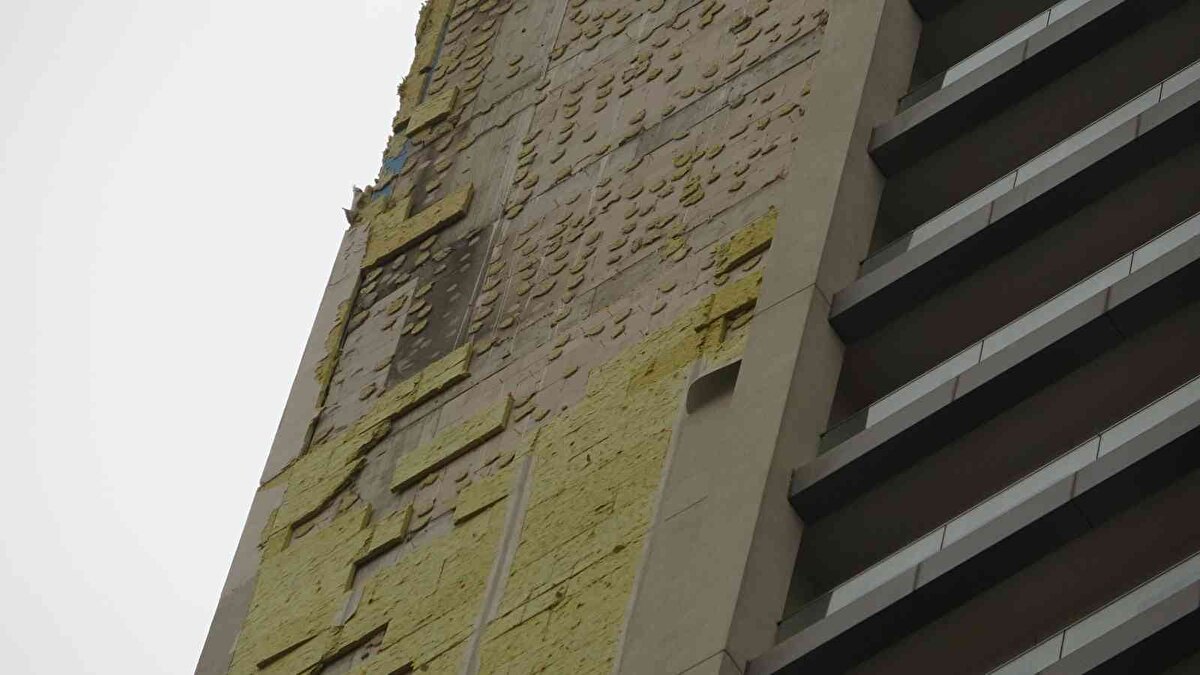 Ayrıca yol, binadan sökülen dış cephe parçaları ile kaplandı.