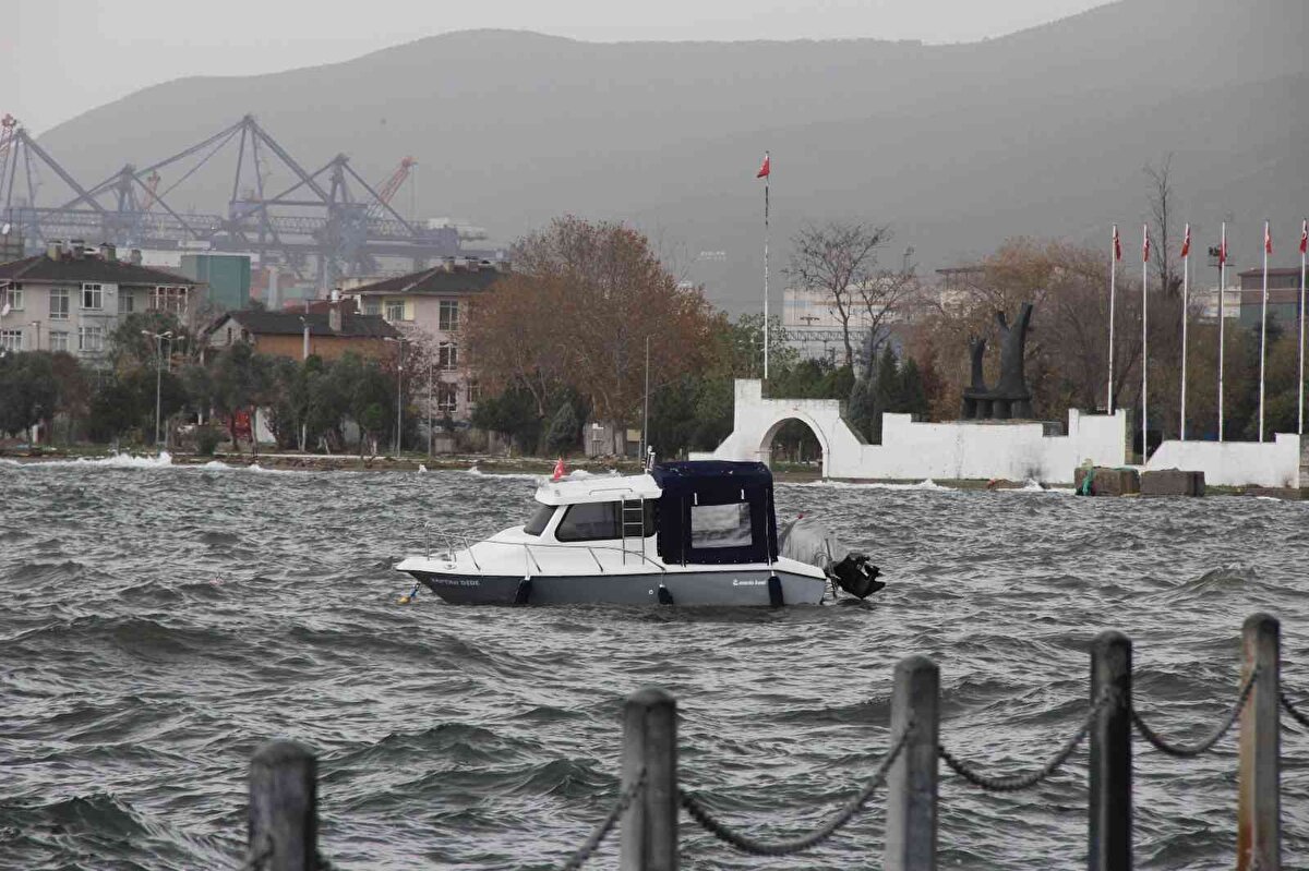 Edinilen bilgiye göre, kıyıda bulunan çok sayıdaki balıkçı teknesinden 7 tanesi rüzgarın etkisiyle alabora oldu.