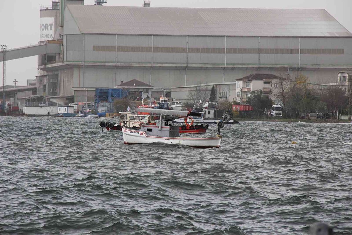 Bölgede bulunanlar yoğun çabaları sonucunda batan teknelerden 4 tanesini kurtarırken, diğer 3 tekne ise sular altında kaldı.