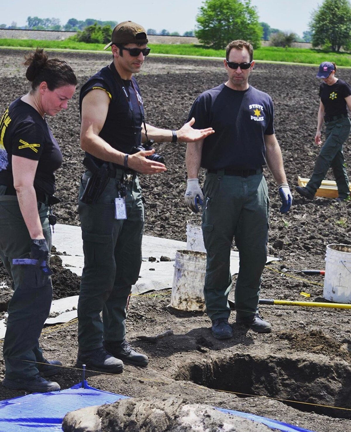 aya, “Ben Amerika'ya gideceğim diyordum ama nasıl gideceğimi bilmiyordum, sadece gideceğim diyordum. Bir şekilde yaptım. Polis olacağım diyordum bir şekilde yaptım. FBI diyordum, yaptım. Ben bir defa reddedilmeme ve FBI'dan sadece iki hak verilmesine rağmen son hakkımda kazandım, pes etmedim. Bir şey olmayacaksa bırak insanlar sana hayır desin, sen pes ederek buna müsaade etme. Yol karanlık olabilir ama o demek değil ki yol orada değil. İlerle, hiçbir zaman pes etme. Pes etmenin acısı sonsuza kadar seni takip edecektir. O yüzden kavga et hiç olmazsa yere düşeceksen yumruğunu sallarken yere düş. Bizim gençlerin o şekilde düşünmesini istiyorum" ifadelerini kullandı.