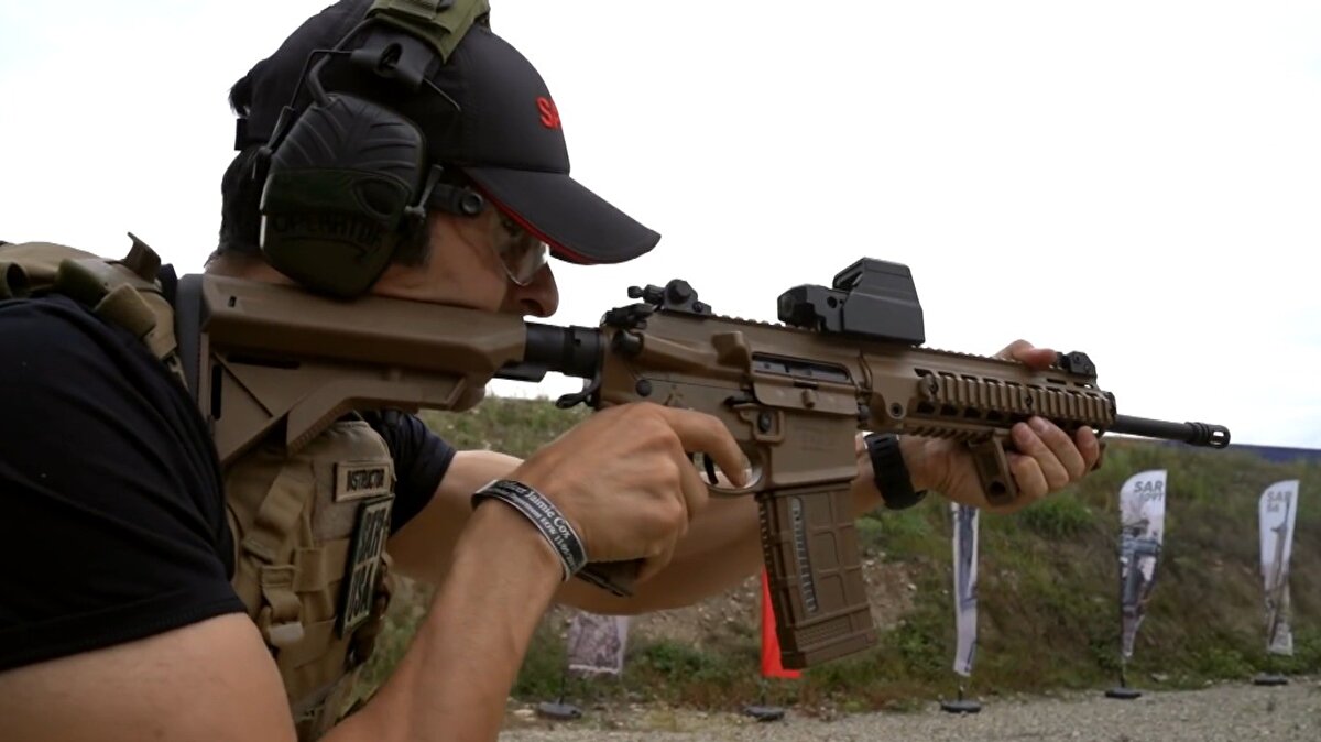 FBI'ya kadar uzanan polislik kariyerinin başlangıcında, şehir polisliği için 3 kez müracaat edip reddedildiğini hatırlatarak başlayan Kaya, "Amerika'da polislik başvurusu karakol karakol oluyor, Türkiye'deki gibi değil. Her karakol kendi polisini kendi alıyor. Ben ilk olarak 2007 yılında Amerika'da polislik başvurusu yaptım ancak reddedildim" sözüyle özetliyor. Kaya, "2009 yılında yine başvuru yaptım ve yine reddedildim. Bu süreçte sadece o departmana değil aynı zamanda başka departmanlara da başvuruyordum.