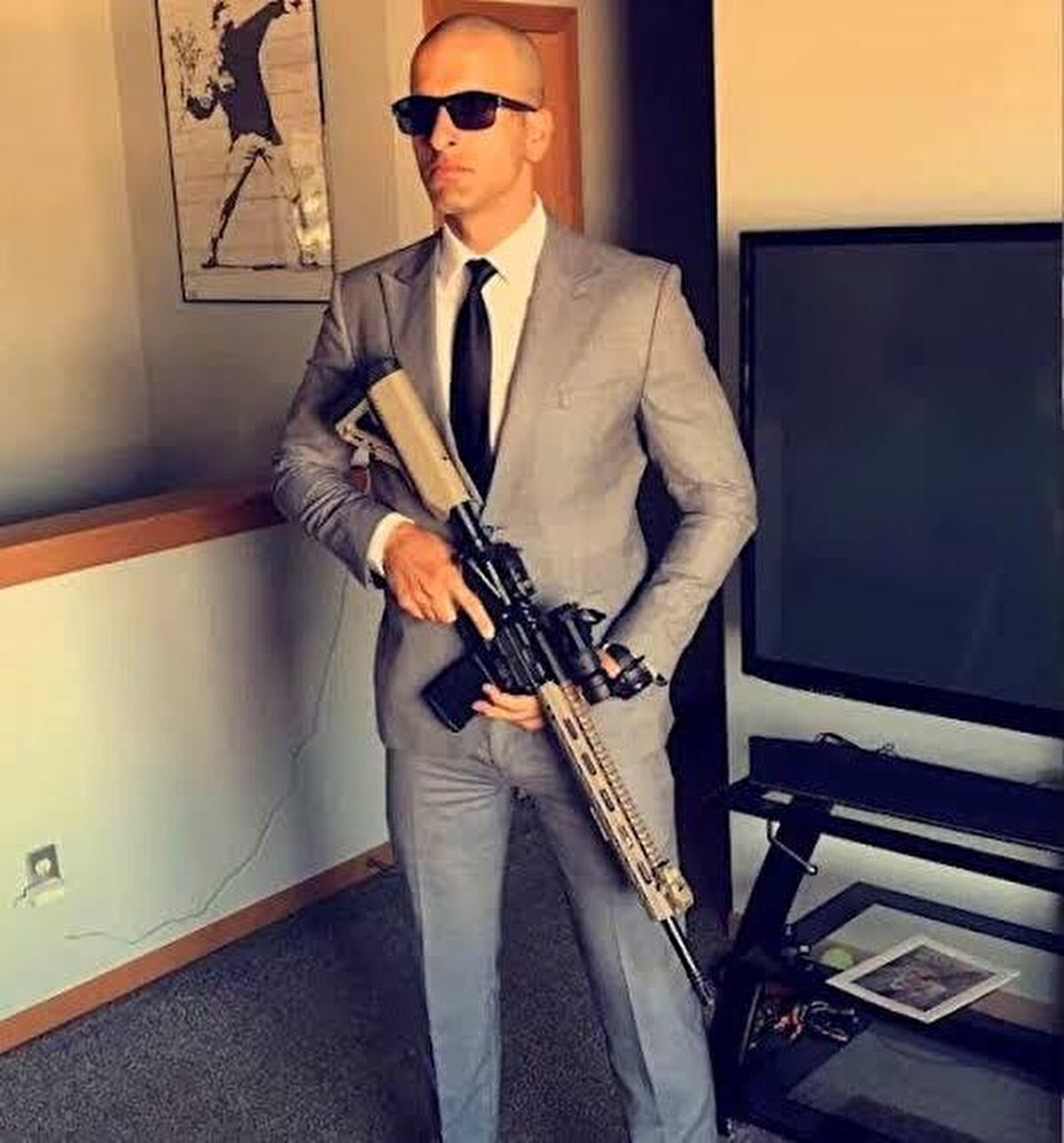 Türkiye'de yaşayan gençlere de tavsiyelerde bulunan Kaya, “Türkiye'nin şu anki konumunu bana Instagram'dan gelen mesajlardan anlıyorum. Gençlerde karamsarlık var, ben de öyleydim. Sanki bir nevi kendi kendime mesaj atıyorum, öyle hissediyorum bazı mesajları okuduğumda. Gerçekten kalbim kırılıyor ama o günleri ben de yaşadım. Pes etmeyin, ilk başta ne istediğinizi bilin ve ona doğru adımlar atın. Bazen koşuyorsun, bazen yürüyorsun, bazen de sürünüyorsun. Ama hedefine doğru bir şekilde ilerle. Pes etmenin acısı sonsuza kadardır bunu kimse inkar edemez. Ama o kavgayı edersen o kavgada acılar çeksen de acılar geçicidir. Pes etme ben hiçbir zaman pes etmedim" şeklinde konuştu.