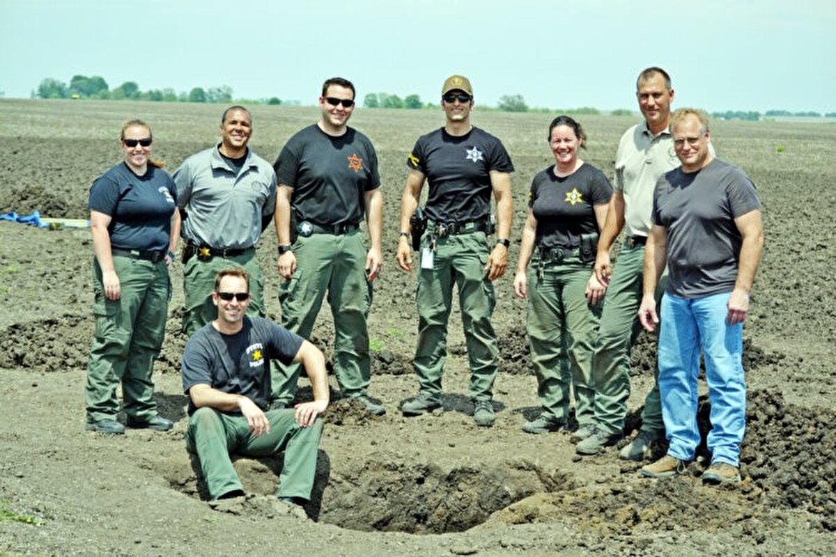 15-20 tane farklı polis departmanına başvuru yaptım. 2011 yılında tekrar başvuru yaptığımda ise bütün kademeleri yavaş yavaş geçtim. Bu süreçte dili ve kültürü öğrendim, yaş olarak olgunlaştım. Başvuru yaptığım departman 777 kişilik başvurudan sadece 15 kişiyi işe alacaktı. Mülakat aşamasına geldiğimde ise çok kötü bir mülakat geçirdim ve ben olsam kendimi işe almazdım dedim.
