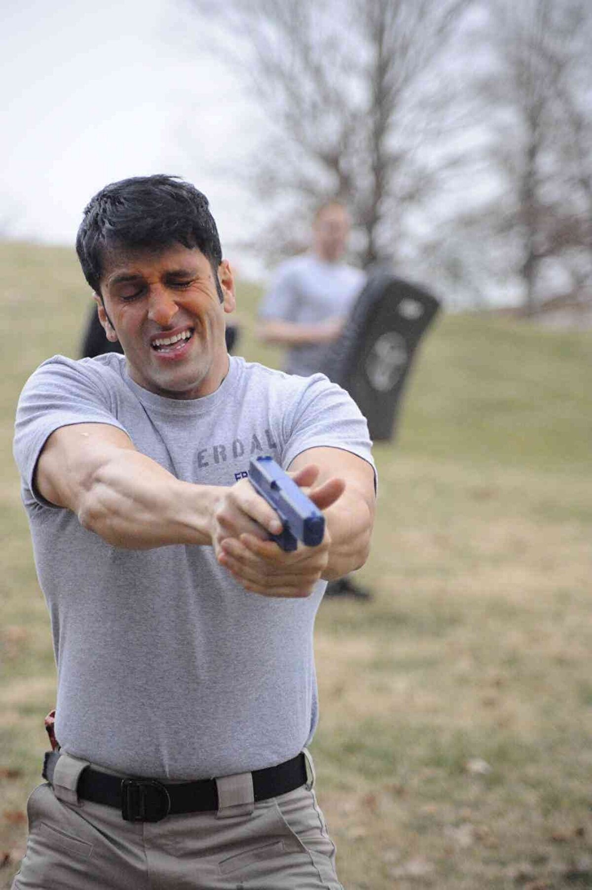 Meslekte karşılaştığı zorluklardan da bahseden Kaya, “Polislik mesleğinde birçok zorluk var. Benim için zorlukların en büyüğü o gün ben eve geri dönebilecek miyim sorusu oluyordu. Gerçekten evden çıkıyorsun, anneni, babanı, kardeşini düşünüyorsun, bir daha görebilecek misin bilmiyorsun. Benim çalıştığım polis departman ABD'nin en tehlikeli şehrindeydi. Sürekli çatışma gördüğümüz için acaba eve geri gidebilecek miyim hissi vardı. Aynı zamanda bir diğer zorluk da insanların hayatları hakkında kararlar veriyorsun, gerçekten objektif olmaya çalışıyorsun. Acaba kim bana yalan söylüyor, tutukladığım adam bunu hak ediyor mu diyorsun bunun zorluklarıyla karşılaşıyorsun" dedi.