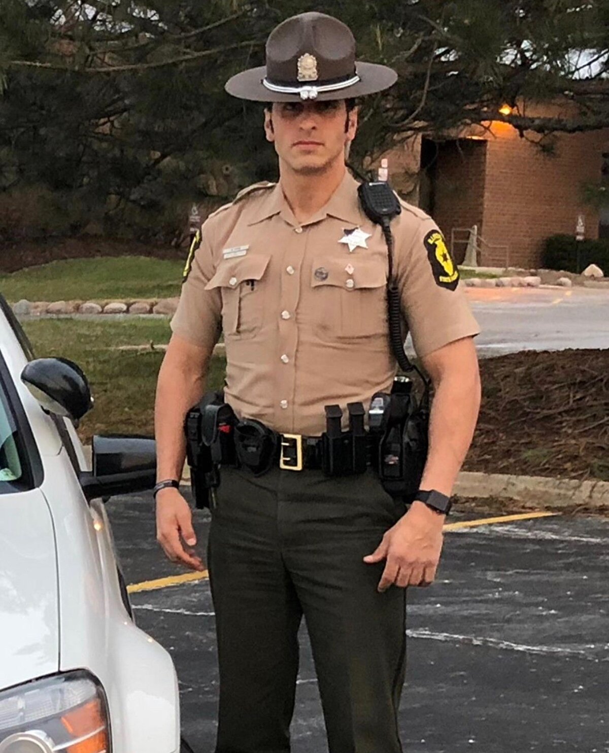 Polis olduğu ilk gün yaşadığı hissi, “Her şeyi tek başına yapıyorsun, kendi hayatını kendin kurtarıyorsun, arabaları kendin durduruyorsun, çeteleri kendin kovalıyorsun, tek başınasın. Arabaya bindim tek başımaydım ama çok gururlu bir histi, hayallerimi gerçekleştirdim baya gururlu bir gündü" şeklinde anlatan Erdal Kaya, 'meslek içinde bir Türk olarak zorlandınız mı' sorusuna ise “Ben Türk olarak hiç zorluk yaşamadım, ortama ayak uyduran bir kişiliğim vardır. Ortamın bana ayak uydurmasını beklemem. Birçok kişiyle yakın arkadaş oldum ve şahsen bana karşı bir Müslüman bir Türk olarak hiç ırkçılık görmedim" şeklinde cevap verdi.