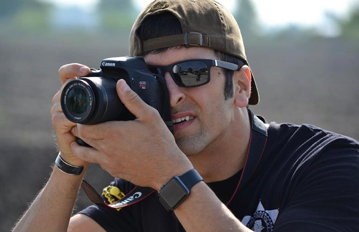 Mülakat bitiminde bir cesaret arkamı dönüp mülakatı yapan ve beş kişiden oluşan komisyona, “Dışarıda bekleyen bir sürü insan var ama içlerinde emin olun en çok ben bu işi istiyorum, bu benim üçüncü denemem ve eğer polis olmazsam beni dördüncü kez de göreceksiniz" dedim. Aradan zaman geçti ve telefon geldi. Dediler ki sen mülakatı geçtin. İnanamadım. Mülakatı geçen toplam 41 kişi vardı ve ben sonuncuydum. Yapılan sınavlar sonucunda sadece 11 kişi polis olabildi. Bütün testi sadece 11 kişi geçebildi, onlardan birisi de bendim. O şekilde polis oldum" ifadeleriyle anlattı.