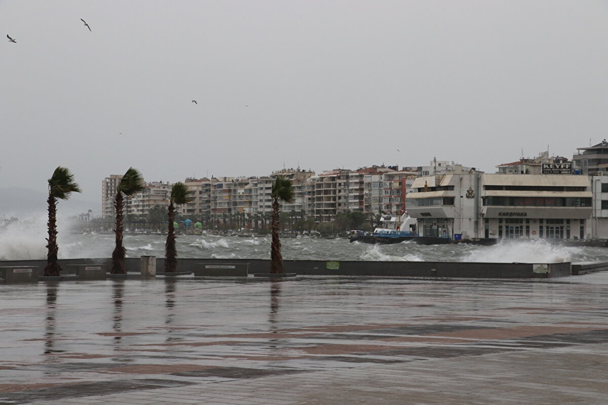 Izmir De Firtina Nedeniyle Deniz Tasti