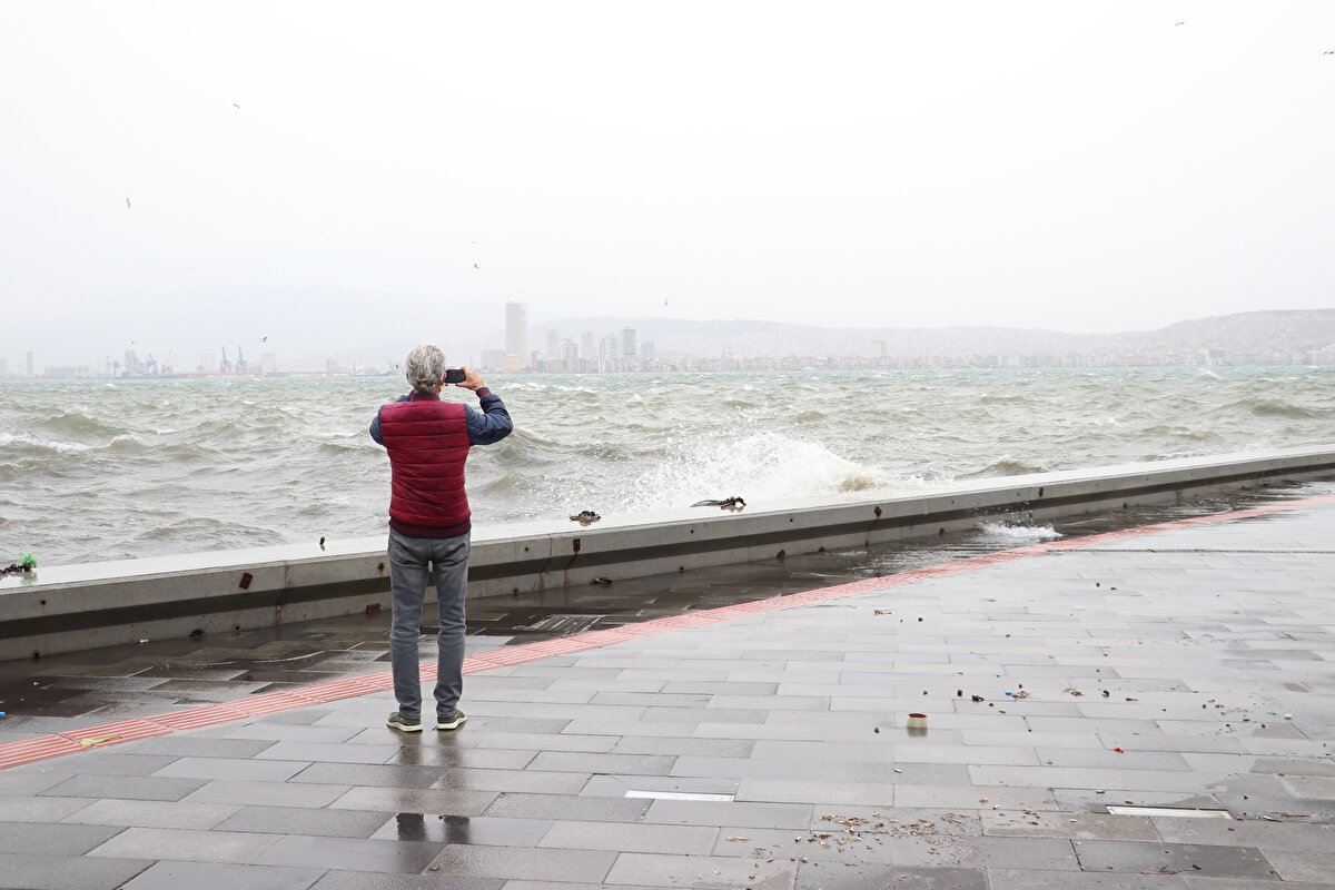 İzmir'de etkili olan fırtına nedeniyle vapur ve arabalı vapur seferleri, 08.25'te iptal edilmişti.