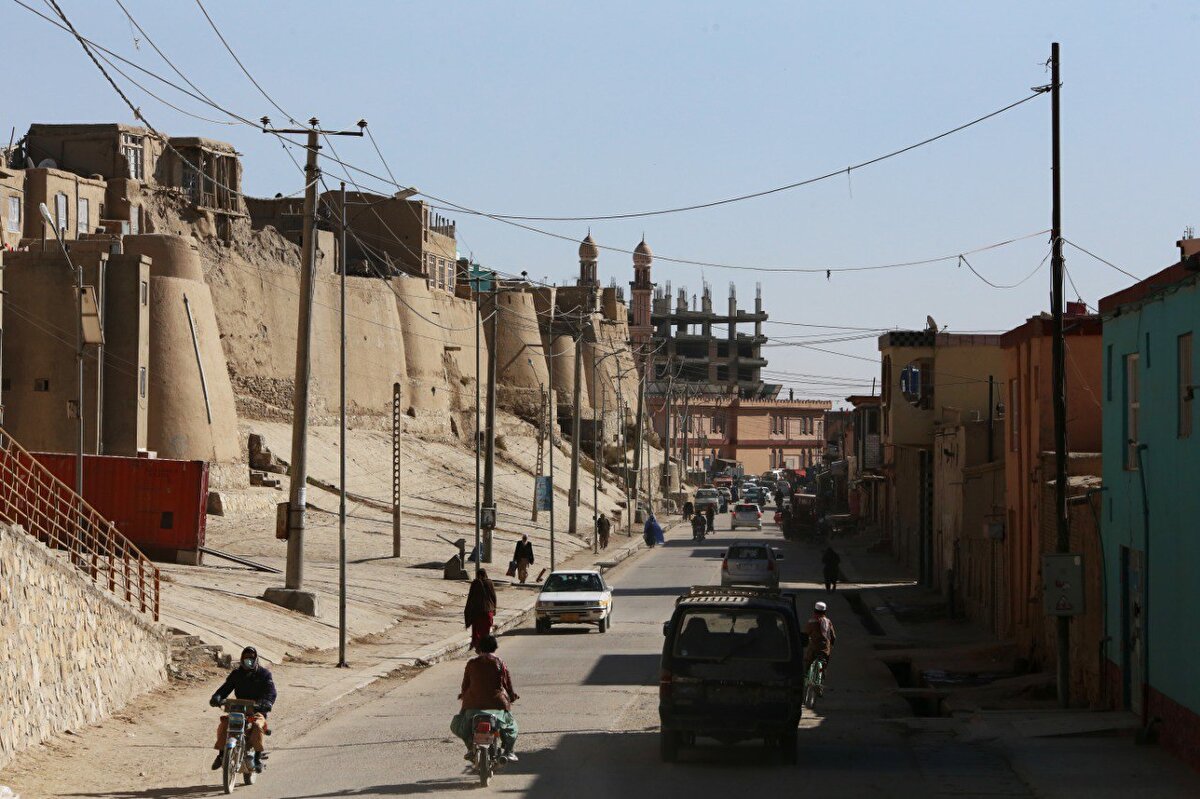 Yolda giden araçlar bazen 50 metrede bir, patlayıcıların sebep olduğu çukurlar nedeniyle yavaşlamak zorunda kalıyor. Normal şartlarda otomobille, bir buçuk saatte alınacak yol, söz konusu tahribat nedeniyle 3 saatte geçiliyor.