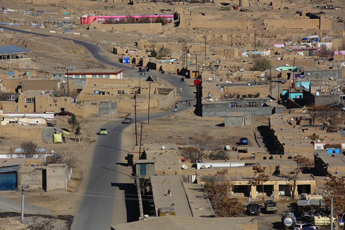 2001-2021 yıllarında ABD işgali sırasında Taliban'ın yerleştirdiği mayınlar nedeniyle Kabil-Gazne arasındaki 135 kilometrelik şehirler arası yol, 400'den fazla noktada tahrip olmuş.