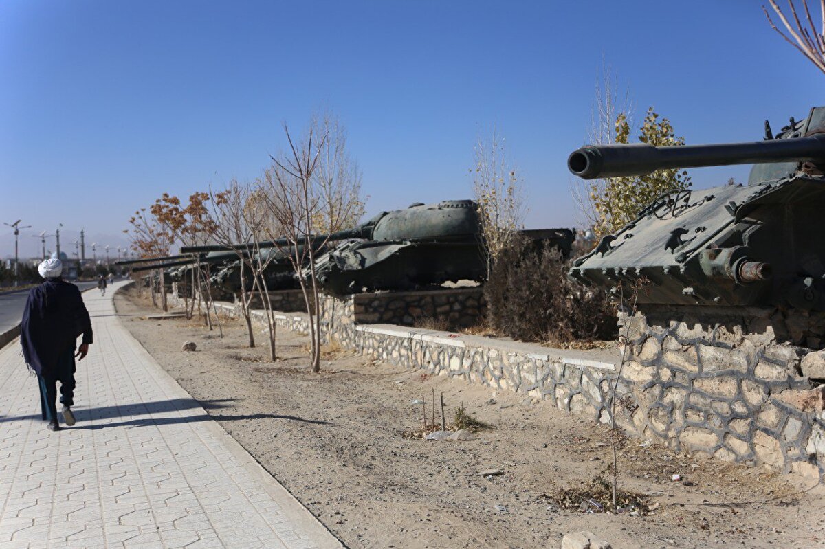Kentte büyük kısmı Rus işgalinden kalan onlarca tank, zırhlı araç, top ve helikopter kalıntısı Sekafet Caddesi'ndeki açık hava müzesinde sergileniyor.