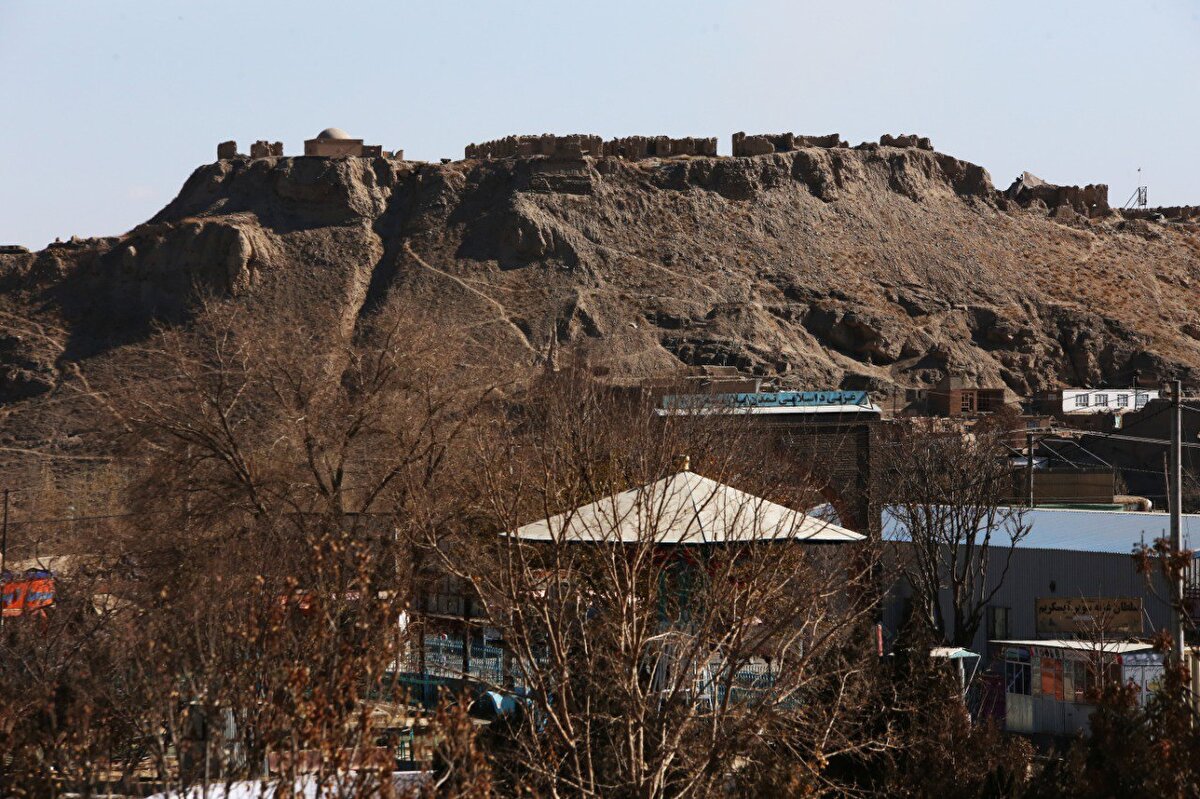 Şehrin tepesindeki Bala Hisar da on yıllar süren savaşlardan ağır hasar almış. Miladi 971-1030 yılları arasında yaşayan Türk sultanlarından Hindistan Fatihi olarak bilinen Gazneli Mahmud'un ikametgahı Bala Hisar'da o döneme ait kalıntılar bulunuyor.