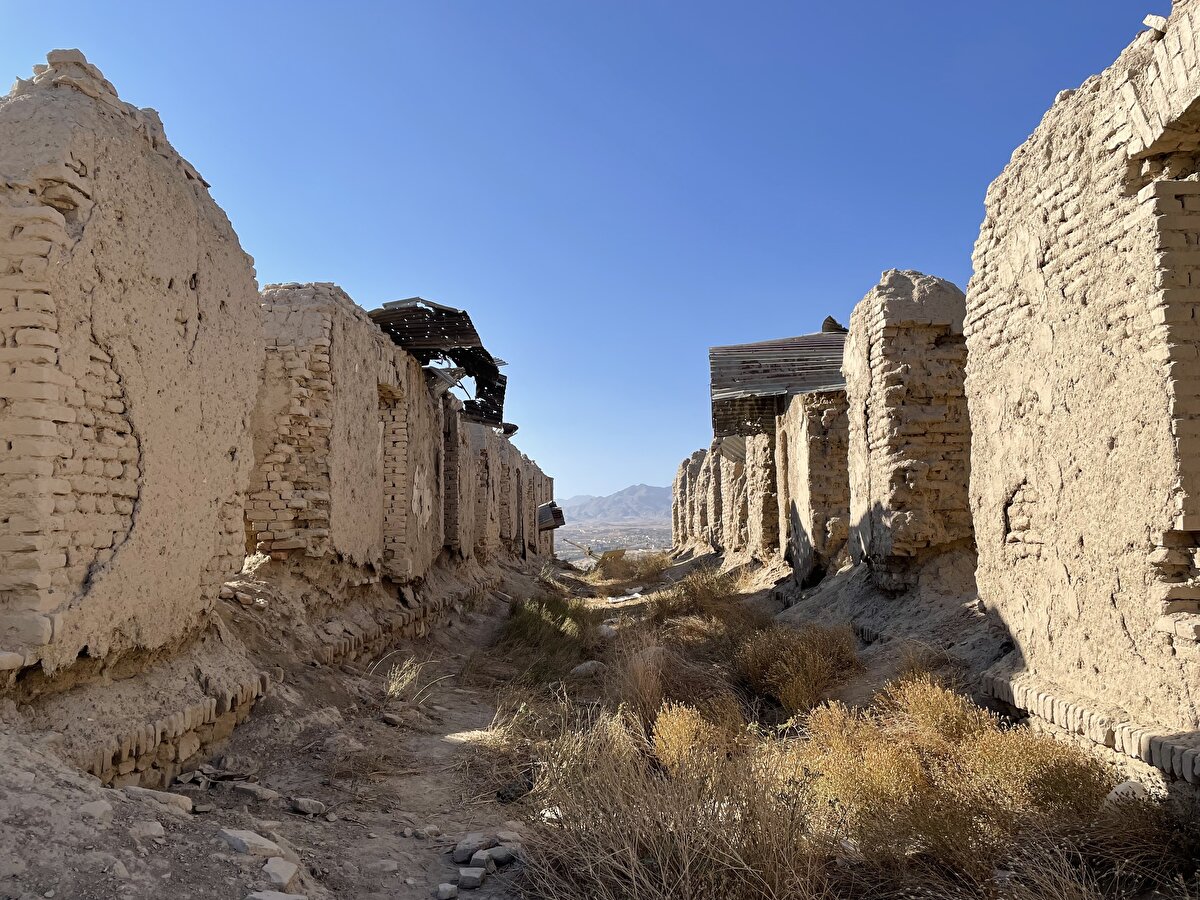 Hisarın en üst yerinde sırt sırta yedişer odanın bulunduğu 2 blok yer alıyor. Yakın dönemde yaklaşık 30 odanın çatı malzemesi olarak kullanılan metal saçların ise sağa sola saçıldığı görülüyor.