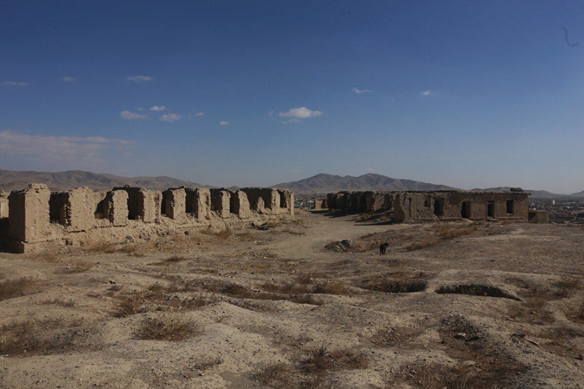 Ayrıca hisarın güney tarafında tam bir harabe görüntüsü veren on civarında oda kalıntısı yer alıyor. Bu odaların batısında bulunan, namlusunu şehrin kuzeybatısına çevirmiş yarısı toprağa gömülü köhne bir Rus tankı dikkati çekiyor.