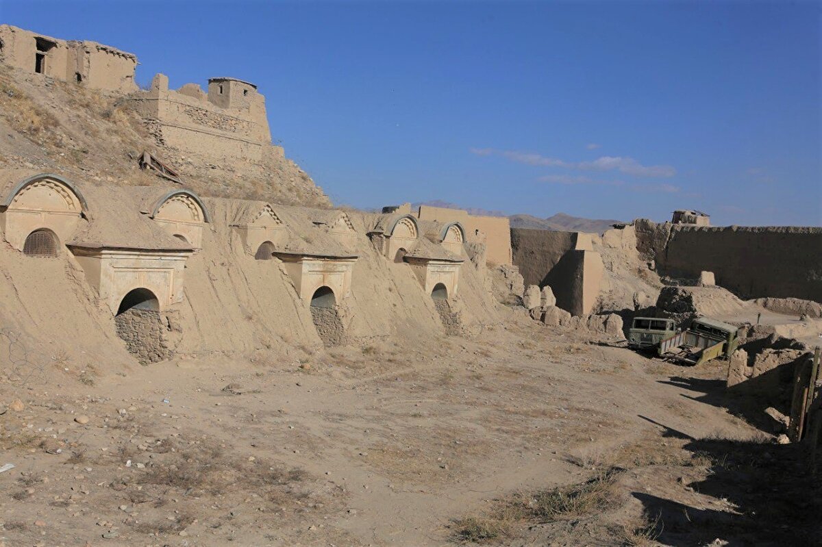 Tarihi kalenin kuzeyinde nispeten sağlam odalarda Rus-Afgan güçlerinin konakladığına dair belirtiler var. Odaların iç duvarlarından birinde 1965 yılında kurulan dönemin sol örgütlerinden Afganistan Demokratik Halk Partisi'nin sembolleri resmedilmiş. Odaların bir köşesinde kum torbalarından örülmüş bir siper ve alt tarafta 2 Rus savaş kamyoneti (cemse) bulunuyor.