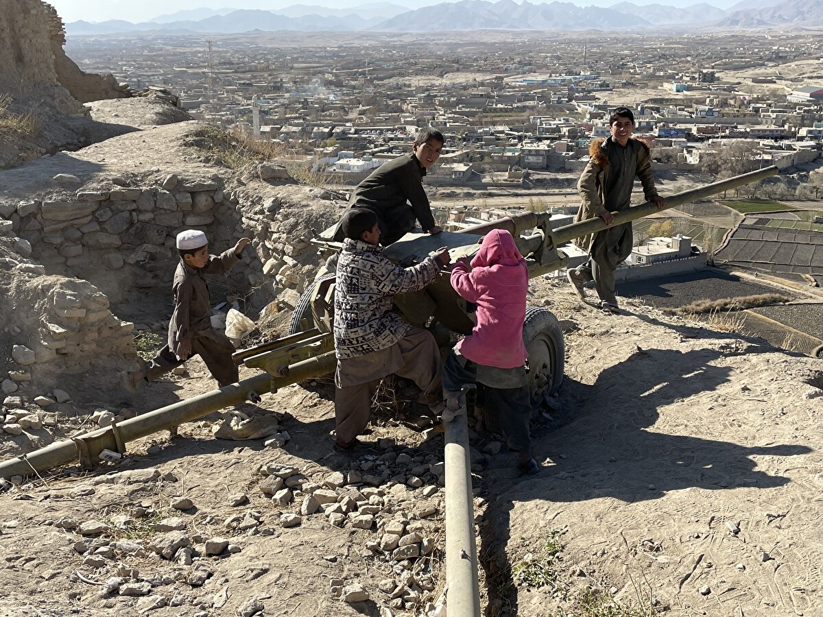 Harabeyi andıran Bala Hisar'ın etrafında Sovyetler Birliği işgalinden kalma 4 top, 2 tank ve bir de konteynır bulunuyor. Bölgedeki çocuklar, Rus toplarını kaldıraç, tank kalıntılarını saklambaç oyununda saklanma yeri olarak kullanıyor.