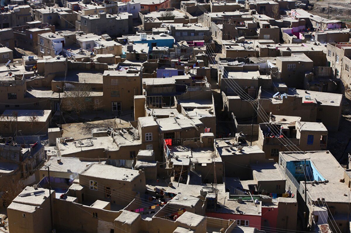 Gazneli araştırmacı-yazar Niyaz Muhammed Hoşeh, kalkınma yolunda ilerleyen Gazne şehrinin 1979 Rus işgali sonrasında ekonomik, tarihi ve kültürel yönden yıkıma uğradığını belirterek, "Rusların işgalinden önce Gazne, kalkınma yolunda ilerleyen bir medeniyet ve sanayi şehriydi. Maalesef Rusların işgaliyle ülke genelinde olduğu gibi Gazne'de de ekonomik gelişme tersine döndü." dedi.