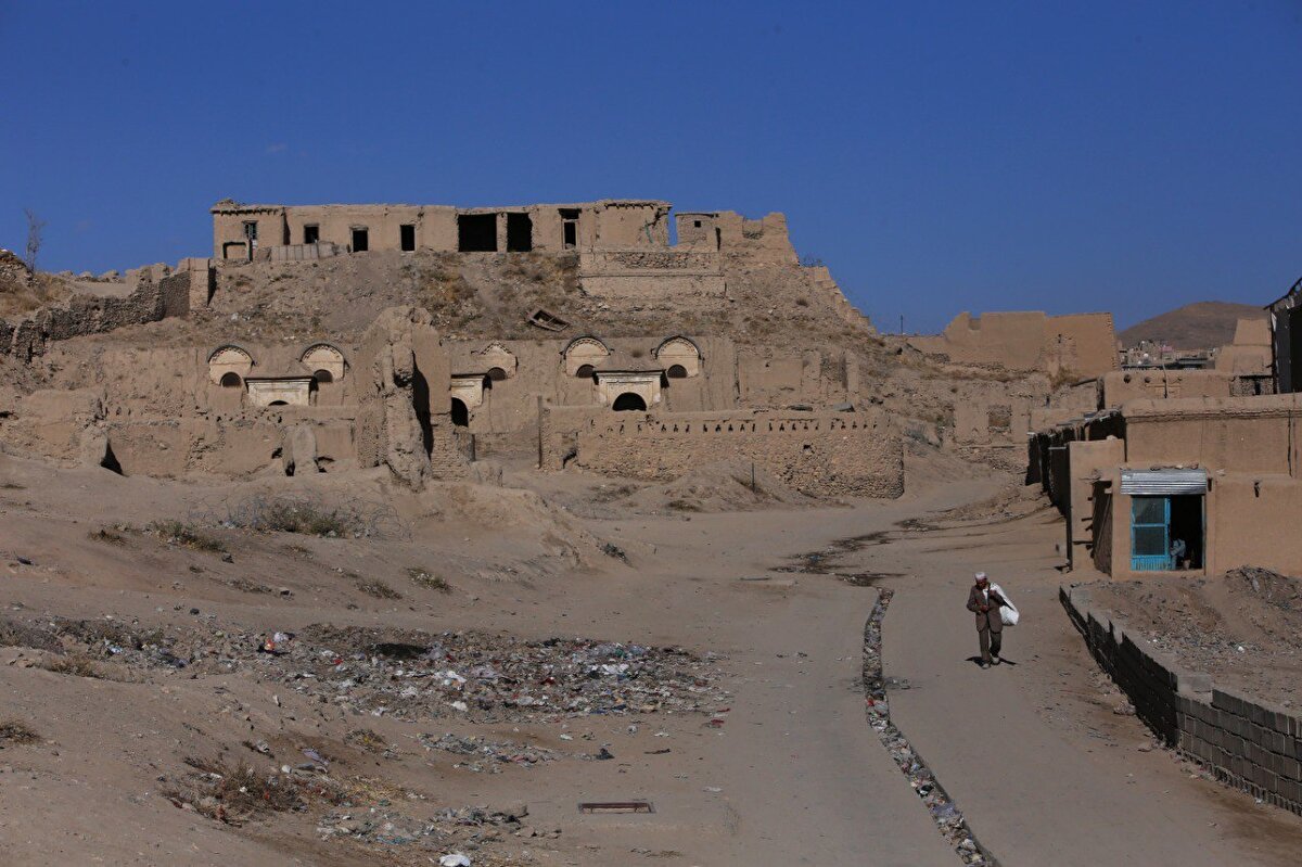 1979 Rus işgali öncesi kentteki tarihi mekanları görmeye yurt dışından turistlerin geldiğini dile getiren Hoşeh, "Turistler şehirde el emeğiyle yapılan sanat eserlerini satın alırlardı. (Rus işgaliyle) Tacirler yok oldu. İnsanlar katledildi. 5 bin yıllık tarihe sahip Bala Hisar da bundan zarar gördü." ifadelerini kullandı.