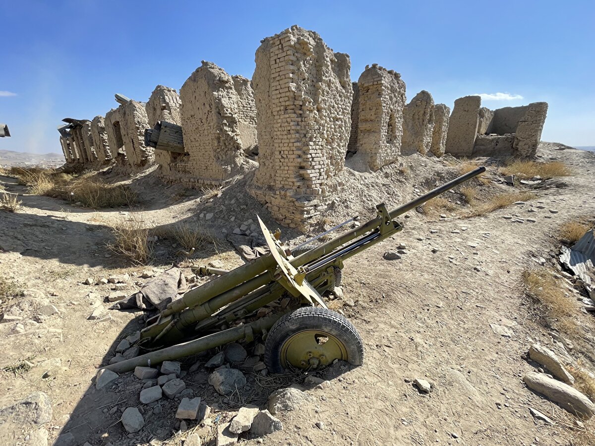 Afganistan'da çok önemli bir yere sahip tarihi Bala Hisar'ın Sovyetler Birliği'nin kenti işgaliyle yok olma tehlikesiyle karşı karşıya kaldığını belirten Hoşeh, "Ruslarla mücahitler arasındaki savaşta füze, savaş uçakları ve toplarla her iki taraftan vurulan Bala Hisar viraneye döndü." sözlerini ifade etti.