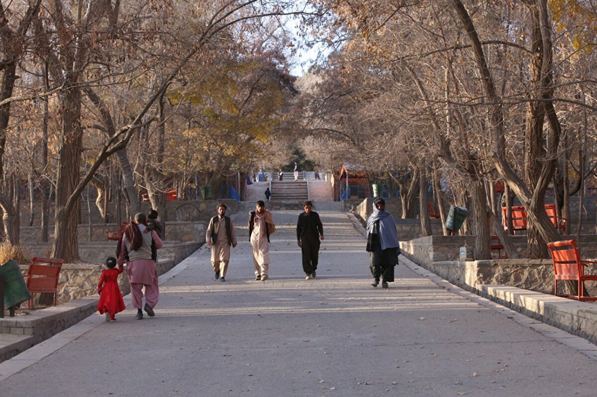 Kabil'in güneybatısında bulunan Gazne vilayetine bağlı Gazne şehrinde nüfusun yaklaşık 1 milyon olduğu tahmin ediliyor. Kentte yaşayanların yüzde 60'ını Peştunlar, geri kalan kısmını yarı yarıya Tacik ve Hazaralar oluşturuyor.