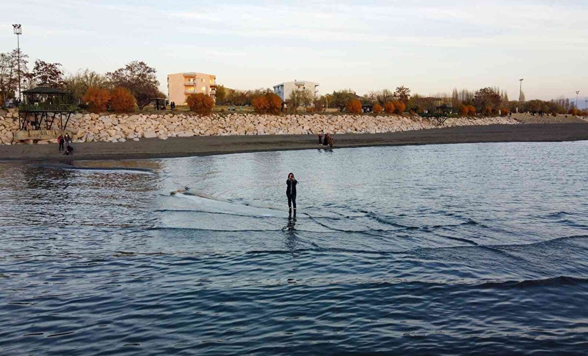 Kapalı bir havzada yer almasından dolayı diğer göllere oranla kuraklıktan daha fazla nasibini alan Van Gölü'nde yeni adacıklar oluştu.