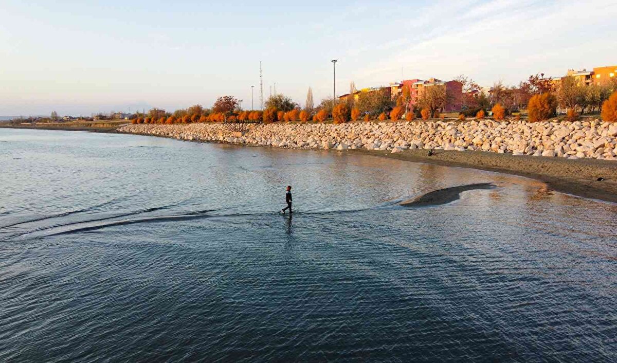 Kapalı bir havzada yer almasından dolayı diğer göllere oranla kuraklıktan daha fazla nasibini alan Van Gölü'nde yeni adacıklar oluştu.