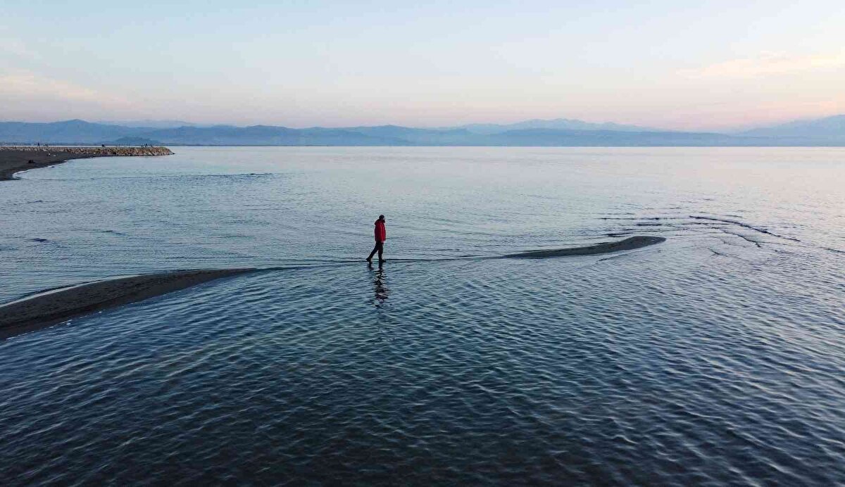Van'da 2011 yılında meydana gelen depremlerin ardından gölün çekildiğini fark ettiklerini dile getiren İslam Cindioğlu isimli öğrenci ise gölde adacıkların oluşabileceği kadar bir çekilmenin yaşanacağını tahmin etmediklerini söyledi.