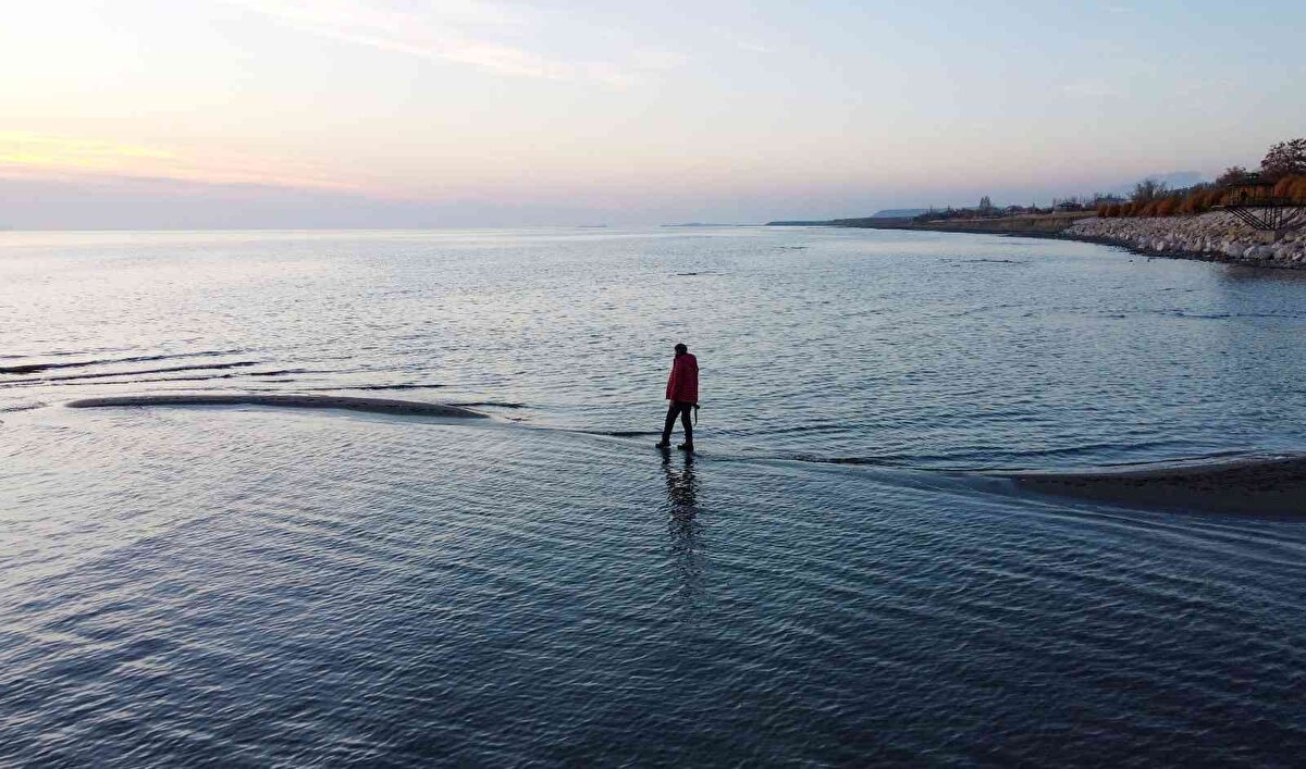 Gölün farklı bölgelerinde bu şekilde oluşan tepecikleri görmek mümkündür. Burası da Van YYÜ sahili ve yaklaşık 3 gündür bu şekilde. Öğrenciler buraya gelip fotoğraf ve video çekiyorlar. Van Gölü'nün üzerinde yürüyormuşçasına bir görsel sunuyor. Yalnız, bu dramatik bir şölendir. Çünkü su seviyesindeki bu düşüklük hem bölge halkını hem de bizleri endişelendiriyor" dedi.