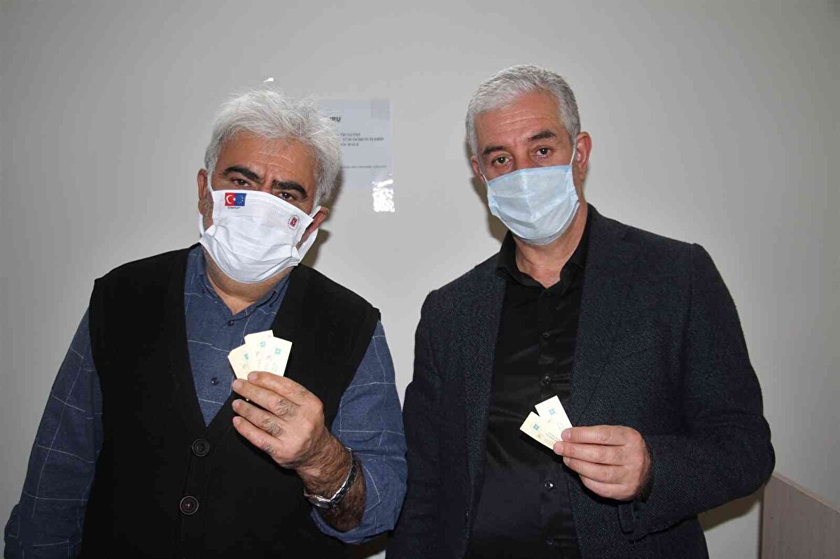 Maddi ve manevi her zaman devletin yanında olduklarını belirten hayırsever vatandaş Yunus Saylan, "Gençlerimizin kötü alışkanlıkları bırakmasına yardım edip, onlara yardım etmek lazım. Devletimize, şehitlerimize sahip çıkmak ve bu gelenekleri yaymamız lazım. Büyüklerimiz da kötü alışkanlıkları ve sigarayı bıraksınlar. Ben sigarayı bıraktım yaklaşık 50 bin lira biriktirdim. Her ay şehitlerimize Mevlid-i Şerif okutup öğrencilerimize yemek veriyoruz. Öğrencilerimiz zor durumdalar. Bu pandemi döneminde öğrencilerimize ve devletimize sahip çıkmamız lazım" dedi.