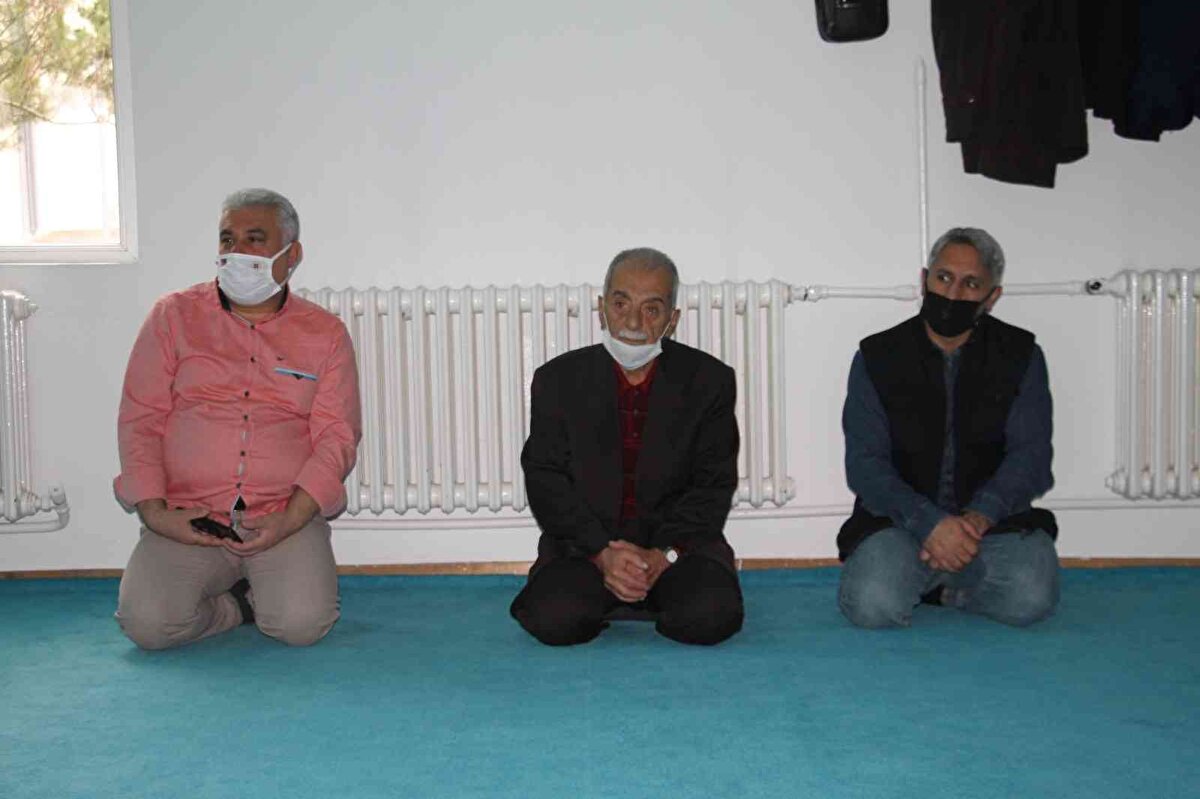 Elektrik Elektronik Mühendisliği Bölümü öğrencilerden Ali Yeşil, "Biz öğrencilerin böyle şeylerin devam etmesini temenni ederiz. Malum ekonomimiz ortada. Biz de geldik ücretsiz yemeğimizi yedik. Böyle şeylerin devam etmesini bekliyoruz. Hayırda bulunanın Allah işini gücünü rast getirsin" diye konuştu.