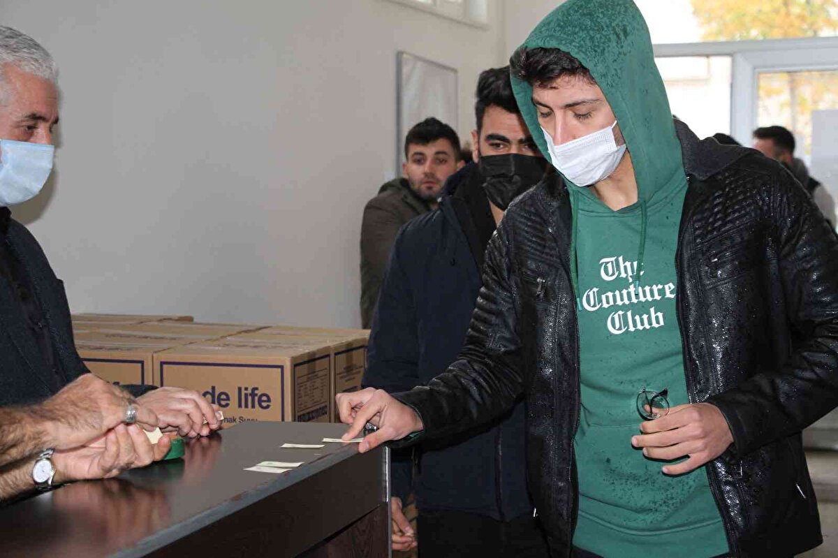 Öğrencilerden Tafadzwa Bradley Kanyungwe ise, "Bugün yemek ücretsiz, bu iyi bir şey" şeklinde konuştu.